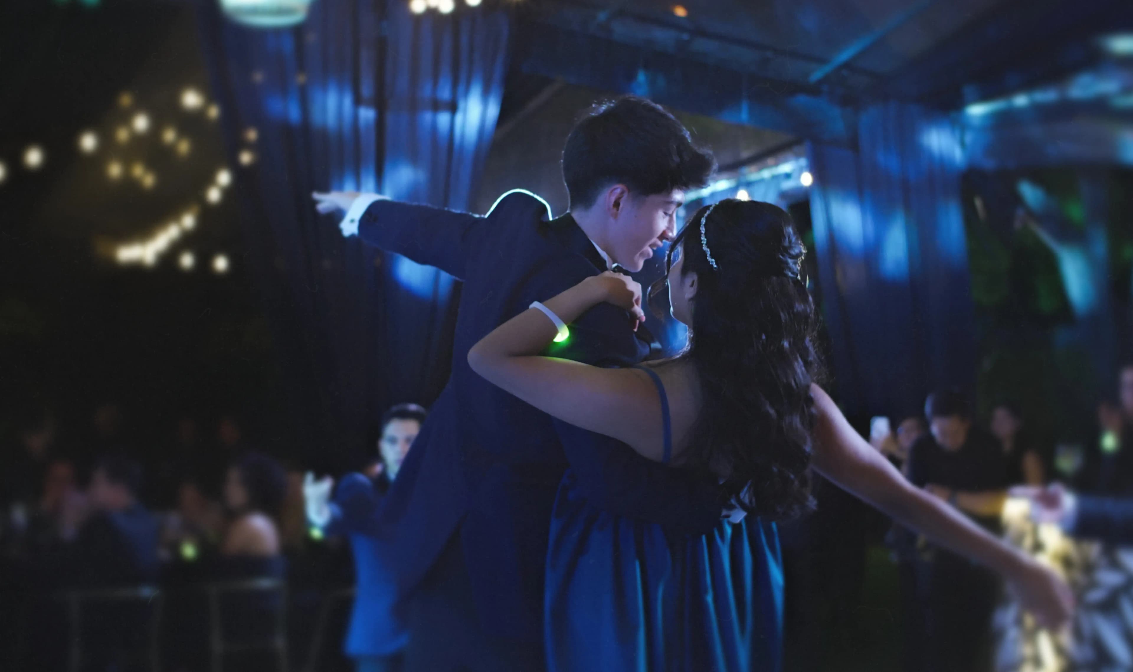 Boda con pulseras LED y ambientación Glowband